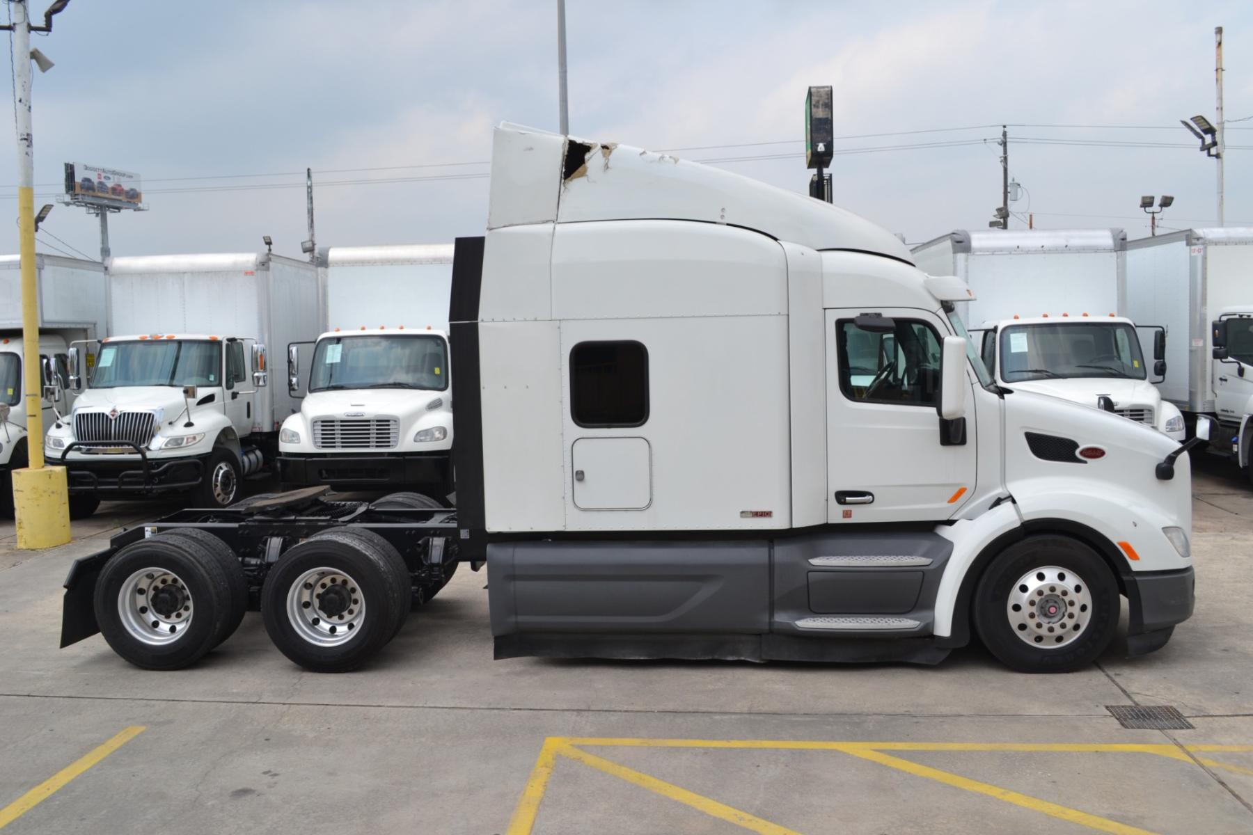 2017 WHITE /BLACK PETERBILT 579 EPIQ with an PACCAR MX13 12.9L 455HP engine, E.FULLER ADVANTAGE 10SPD AUTOMATED transmission, located at 9172 North Fwy, Houston, TX, 77037, (713) 910-6868, 29.887470, -95.411903 - Photo #3